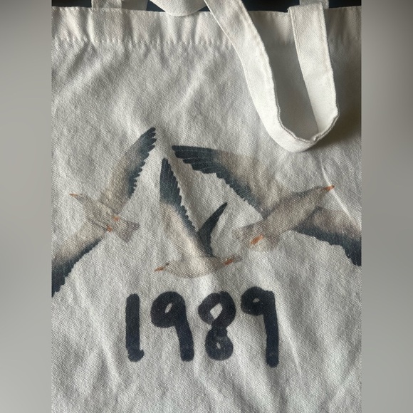 Taylor Swift 1989 Tote.
Taylor’s Version Swiftie Gift - Picture 3 of 5